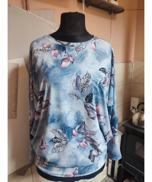 Wzorzysta bluzka Oversize z lejącego materiału - różowe listeczki